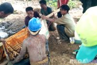 Caption: sejumlah pekerja tambang saat mengevakuasi korban di lokasi tambang, (dok. regamedianews). 