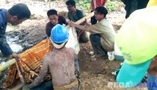 Caption: sejumlah pekerja tambang saat mengevakuasi korban di lokasi tambang, (dok. regamedianews). 