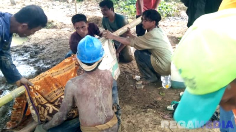Caption: sejumlah pekerja tambang saat mengevakuasi korban di lokasi tambang, (dok. regamedianews). 
