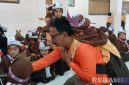 Caption: Fasilitator SPAB FRPB saat mengajarkan siswa TK tindakan penyelamatan saat terjadi bencana, (dok. regamedianews). 