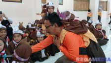 Caption: Fasilitator SPAB FRPB saat mengajarkan siswa TK tindakan penyelamatan saat terjadi bencana, (dok. regamedianews). 