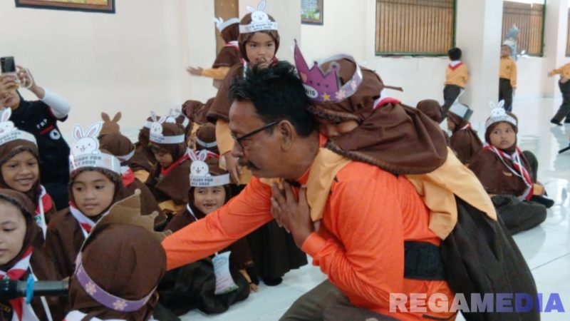 Caption: Fasilitator SPAB FRPB saat mengajarkan siswa TK tindakan penyelamatan saat terjadi bencana, (dok. regamedianews). 