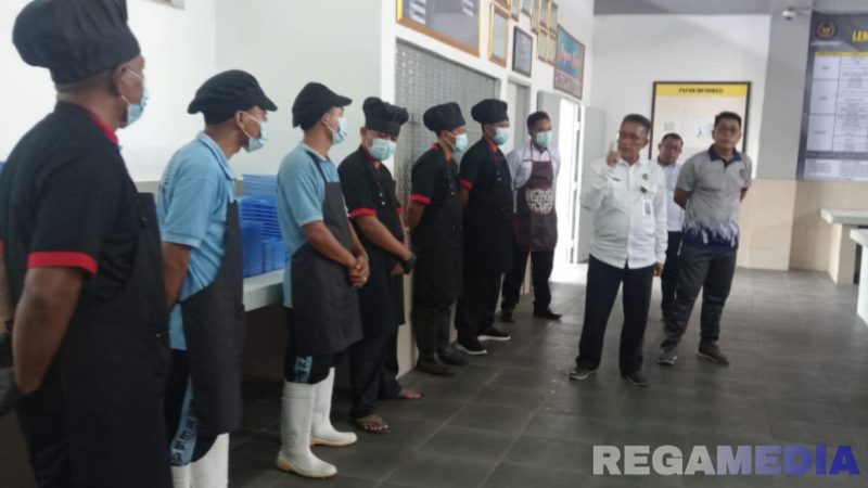 Caption: pengecekan kondisi kebersihan dan kelengkapan sarana prasarana (Dapur Sehat) Lapas Narkotika Kelas IIA Pamekasan. 