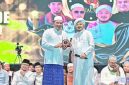 Caption: Gus Khoiron Zaini ketua umum majelis sholawat Attaufiq, saat memberikan souvenir kepada Bupati Sampang H.Slamet Junaidi, (dok. Attaufiq). 