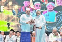 Caption: Gus Khoiron Zaini ketua umum majelis sholawat Attaufiq, saat memberikan souvenir kepada Bupati Sampang H.Slamet Junaidi, (dok. Attaufiq). 