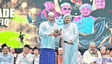 Caption: Gus Khoiron Zaini ketua umum majelis sholawat Attaufiq, saat memberikan souvenir kepada Bupati Sampang H.Slamet Junaidi, (dok. Attaufiq). 