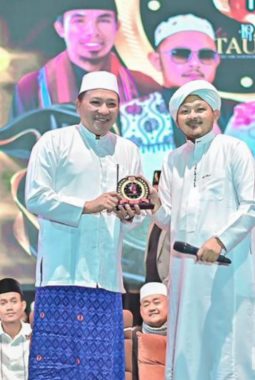 Hadiri Acara 1 Dekade, Bupati Sampang Apresiasi Majelis Sholawat Attaufiq