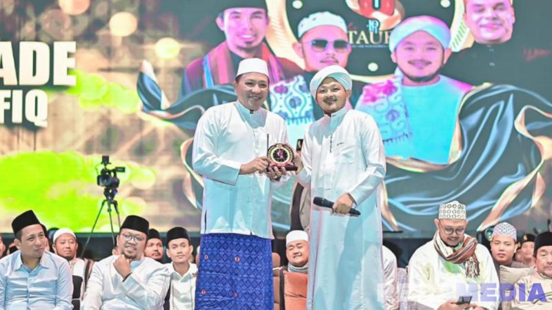 Caption: Gus Khoiron Zaini ketua umum majelis sholawat Attaufiq, saat memberikan souvenir kepada Bupati Sampang H.Slamet Junaidi, (dok. Attaufiq). 