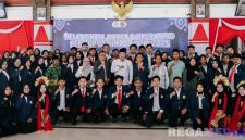 Caption: Pengurus HIMASA UTM Periode 2025-2026, pose bersama Bupati Sampang H.Slamet Junaidi, di Pendopo Trunojoyo, (dok. Prokopim Pemkab Sampang). 
