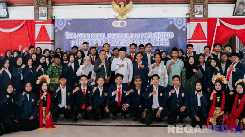 Caption: Pengurus HIMASA UTM Periode 2025-2026, pose bersama Bupati Sampang H.Slamet Junaidi, di Pendopo Trunojoyo, (dok. Prokopim Pemkab Sampang). 