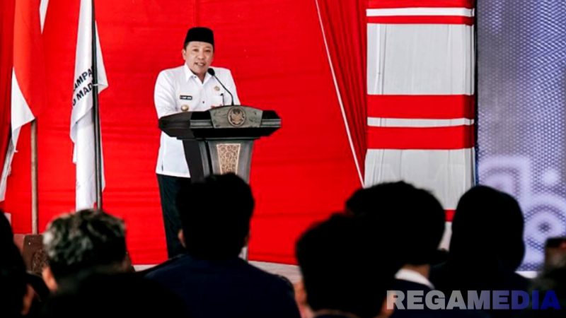 Caption: Bupati Sampang H.Slamet Junaidi sampaikan sambutan dan arahan kepada pengurus HIMASA UTM, (dok. Prokopim Pemkab Sampang). 
