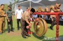 Caption: pemukulan gong, tanda dibuka dan dimulainya Perkemahan Satya Dharma Bhakti, di Lapangan Lapas Kelas I Surabaya, (dok. Ditjenpas Jatim). 