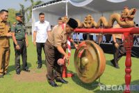 Caption: pemukulan gong, tanda dibuka dan dimulainya Perkemahan Satya Dharma Bhakti, di Lapangan Lapas Kelas I Surabaya, (dok. Ditjenpas Jatim). 
