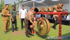 Caption: pemukulan gong, tanda dibuka dan dimulainya Perkemahan Satya Dharma Bhakti, di Lapangan Lapas Kelas I Surabaya, (dok. Ditjenpas Jatim). 