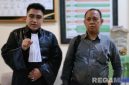 Caption: Didiyanto dan Achmad Bahri, kuasa hukum terdakwa Syamsiyah saat diwawancara awak media usai sidang eksepsi di Pengadilan Negeri Sampang, (dok. regamedianews). 