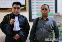 Caption: Didiyanto dan Achmad Bahri, kuasa hukum terdakwa Syamsiyah saat diwawancara awak media usai sidang eksepsi di Pengadilan Negeri Sampang, (dok. regamedianews). 