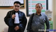 Caption: Didiyanto dan Achmad Bahri, kuasa hukum terdakwa Syamsiyah saat diwawancara awak media usai sidang eksepsi di Pengadilan Negeri Sampang, (dok. regamedianews). 