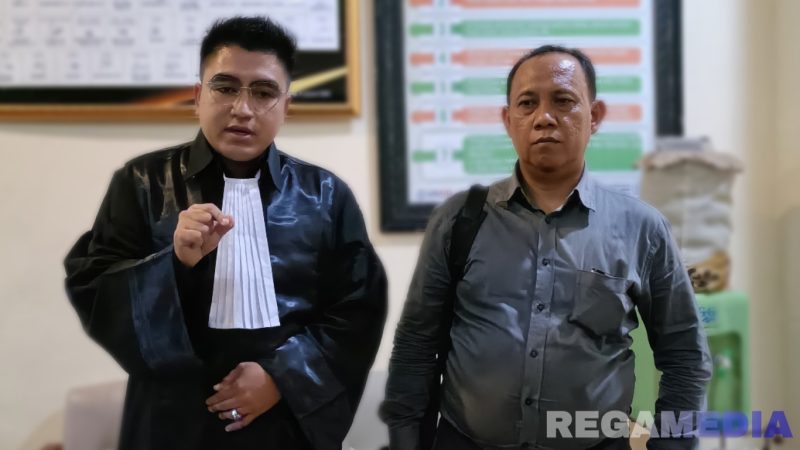 Caption: Didiyanto dan Achmad Bahri, kuasa hukum terdakwa Syamsiyah saat diwawancara awak media usai sidang eksepsi di Pengadilan Negeri Sampang, (dok. regamedianews). 