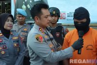 Caption: Kapolres Bangkalan AKBP Hendro Sukmono, interogasi langsung terhadap inisial AR tersangka tabrak lari, (sumber foto. Humas Polres Bangkalan). 