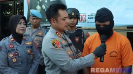 Caption: Kapolres Bangkalan AKBP Hendro Sukmono, interogasi langsung terhadap inisial AR tersangka tabrak lari, (sumber foto. Humas Polres Bangkalan). 