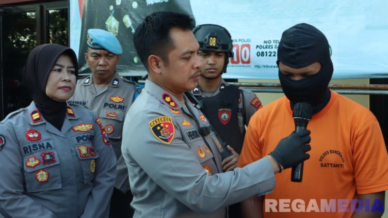Caption: Kapolres Bangkalan AKBP Hendro Sukmono, interogasi langsung terhadap inisial AR tersangka tabrak lari, (sumber foto. Humas Polres Bangkalan). 