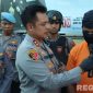 Caption: Kapolres Bangkalan AKBP Hendro Sukmono, interogasi langsung terhadap inisial AR tersangka tabrak lari, (sumber foto. Humas Polres Bangkalan). 