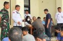 Caption: Kalapas Narkotika Pamekasan didampingi anggota TNI, awasi langsung penerimaan 26 narapidana pindahan Rutan Kelas I Surabaya. 
