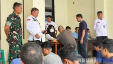 Caption: Kalapas Narkotika Pamekasan didampingi anggota TNI, awasi langsung penerimaan 26 narapidana pindahan Rutan Kelas I Surabaya. 