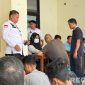 Caption: Kalapas Narkotika Pamekasan didampingi anggota TNI, awasi langsung penerimaan 26 narapidana pindahan Rutan Kelas I Surabaya. 