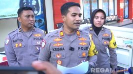 Caption: Kasat Lantas Polres Bangkalan AKP I Gusti Bagus Krisna Fuady, saat diwawancara ihwal hasil Operasi Patuh Semeru 2025, (dok. regamedianews). 