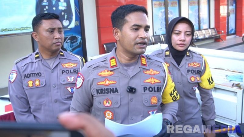 Caption: Kasat Lantas Polres Bangkalan AKP I Gusti Bagus Krisna Fuady, saat diwawancara ihwal hasil Operasi Patuh Semeru 2025, (dok. regamedianews). 