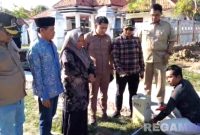 Caption: Komisi I DPRD Sampang saat sidak ke lokasi proyek BK Desa Apaan berupa pembangunan drainase, (dok. regamedianews). 