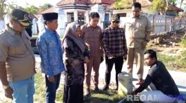 Caption: Komisi I DPRD Sampang saat sidak ke lokasi proyek BK Desa Apaan berupa pembangunan drainase, (dok. regamedianews). 