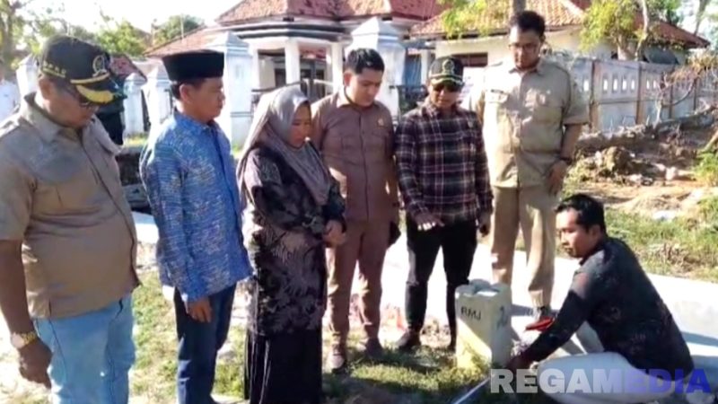 Caption: Komisi I DPRD Sampang saat sidak ke lokasi proyek BK Desa Apaan berupa pembangunan drainase, (dok. regamedianews). 