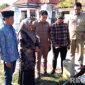 Caption: Komisi I DPRD Sampang saat sidak ke lokasi proyek BK Desa Apaan berupa pembangunan drainase, (dok. regamedianews). 
