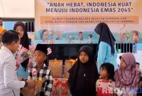 Caption: Kepala Rutan Kelas IIB Sampang, Kamesworo, memberikan tali asih kepada sejumlah anak warga binaan, (sumber foto: Rutan Sampang). 