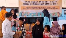 Caption: Kepala Rutan Kelas IIB Sampang, Kamesworo, memberikan tali asih kepada sejumlah anak warga binaan, (sumber foto: Rutan Sampang). 