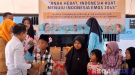 Caption: Kepala Rutan Kelas IIB Sampang, Kamesworo, memberikan tali asih kepada sejumlah anak warga binaan, (sumber foto: Rutan Sampang). 