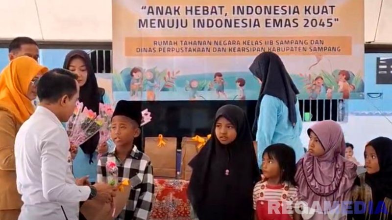 Caption: Kepala Rutan Kelas IIB Sampang, Kamesworo, memberikan tali asih kepada sejumlah anak warga binaan, (sumber foto: Rutan Sampang). 