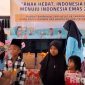 Caption: Kepala Rutan Kelas IIB Sampang, Kamesworo, memberikan tali asih kepada sejumlah anak warga binaan, (sumber foto: Rutan Sampang). 