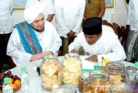 Caption: Bupati Bangkalan Lukman Hakim tanda tangani Surat Edaran 'Berdoa', didepan habaib dan ulama', (dok. Prokopim Pemkab Bangkalan). 