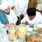 Caption: Bupati Bangkalan Lukman Hakim tanda tangani Surat Edaran 'Berdoa', didepan habaib dan ulama', (dok. Prokopim Pemkab Bangkalan). 