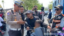Caption: Kasat Lantas Polres Sampang, AKP Sigit Ekan Sahudi, cek surat kendaraan pengendara motor saat gelar Operasi Patuh Semeru 2025 di wilayah Kecamatan Ketapang, (dok. Polantas Sampang). 
