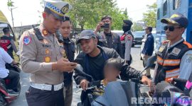 Caption: Kasat Lantas Polres Sampang, AKP Sigit Ekan Sahudi, cek surat kendaraan pengendara motor saat gelar Operasi Patuh Semeru 2025 di wilayah Kecamatan Ketapang, (dok. Polantas Sampang). 