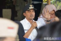 Caption: Bupati Bangkalan Lukman Hakim, menemui aksi demo dari PMII Bangkalan, (dok. regamedianews). 