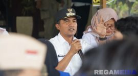 Caption: Bupati Bangkalan Lukman Hakim, menemui aksi demo dari PMII Bangkalan, (dok. regamedianews). 