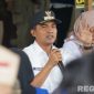 Caption: Bupati Bangkalan Lukman Hakim, menemui aksi demo dari PMII Bangkalan, (dok. regamedianews). 