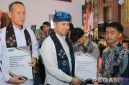 Caption: Wakil Gubernur Jawa Timur (Emil Elestianto Dardak), menyerahkan surat pengurangan masa pidana bagi anak binaan LPKA Kelas I Blitar. 