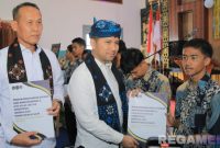 Caption: Wakil Gubernur Jawa Timur (Emil Elestianto Dardak), menyerahkan surat pengurangan masa pidana bagi anak binaan LPKA Kelas I Blitar. 