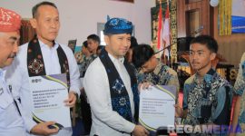 Caption: Wakil Gubernur Jawa Timur (Emil Elestianto Dardak), menyerahkan surat pengurangan masa pidana bagi anak binaan LPKA Kelas I Blitar. 
